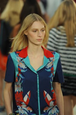 tommy hilfiger kadın moda şovunda modeli