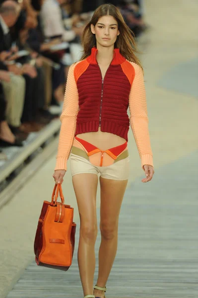 Tommy hilfiger kadın moda şovunda modeli — Stok fotoğraf