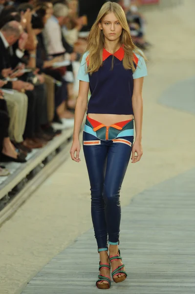 Modelo en Tommy Hilfiger Desfile de moda femenino —  Fotos de Stock