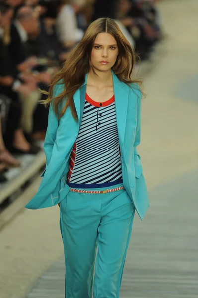 Model pokaz mody tommy hilfiger kobiet — Zdjęcie stockowe