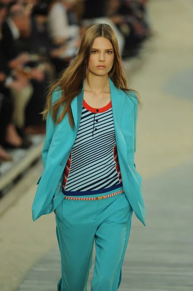 Model at Tommy Hilfiger Women's fashion show — Stock Photo, Image