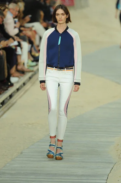 Model at Tommy Hilfiger Women's fashion show — Stock Photo, Image