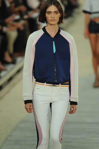 Tommy hilfiger női divat show modell — Stock Fotó