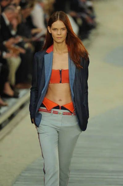 Modella alla sfilata di Tommy Hilfiger — Foto Stock