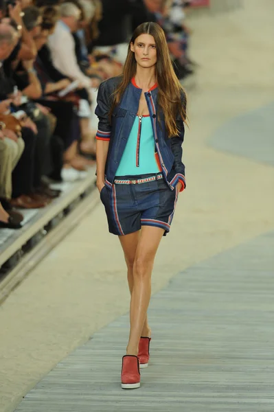 Modelo en Tommy Hilfiger Desfile de moda femenino —  Fotos de Stock