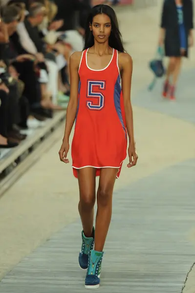 Modelo en Tommy Hilfiger Desfile de moda femenino —  Fotos de Stock