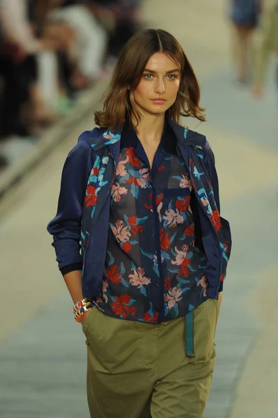 Tommy hilfiger kadın moda şovunda modeli — Stok fotoğraf