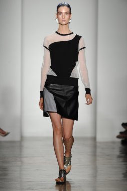 model ohne titel moda show