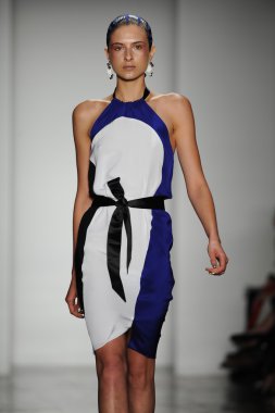 model ohne titel moda show