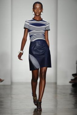 model ohne titel moda show