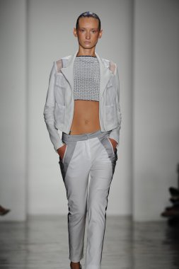 model ohne titel moda show