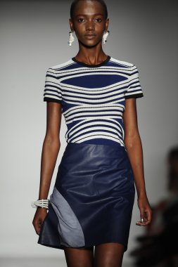 model ohne titel moda show