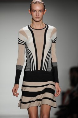 model ohne titel moda show