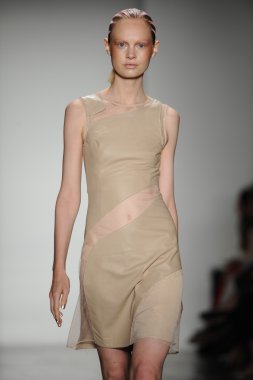 model ohne titel moda show