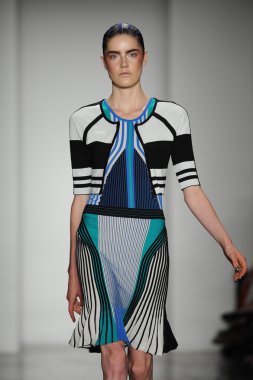 model ohne titel moda show