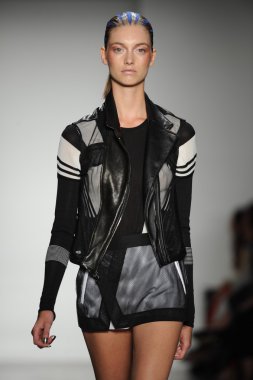 model ohne titel moda show