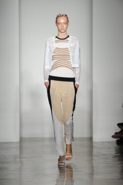 model ohne titel moda show