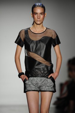 model ohne titel moda show