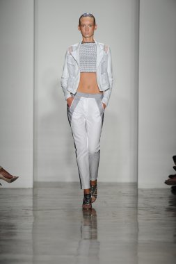 model ohne titel moda show