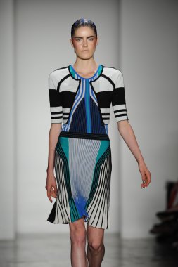 model ohne titel moda show