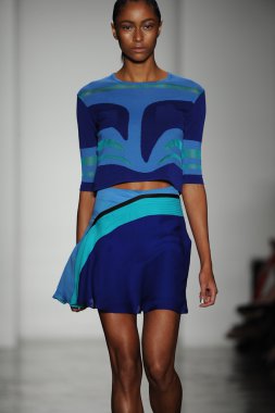 model ohne titel moda show