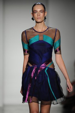 model ohne titel moda show