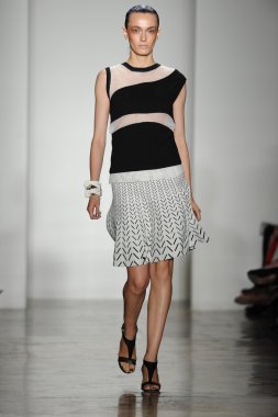 model ohne titel moda show