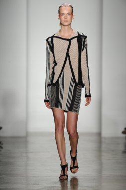 model ohne titel moda show