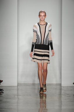 model ohne titel moda show