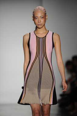 model ohne titel moda show