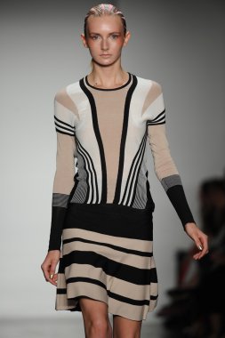 model ohne titel moda show