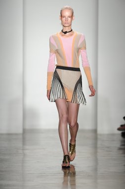 model ohne titel moda show