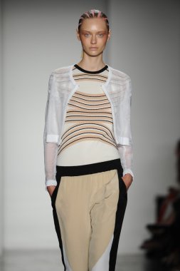 model ohne titel moda show