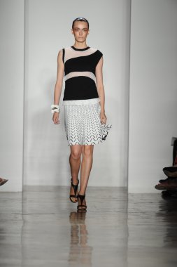 model ohne titel moda show