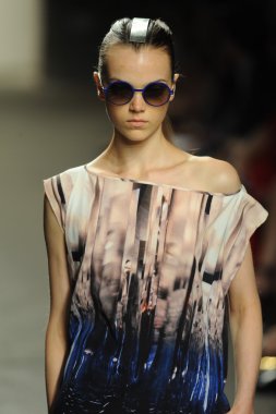 model sıfır maria cornejo moda gösterisi