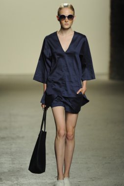 model sıfır maria cornejo moda gösterisi