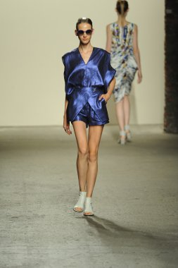 model sıfır maria cornejo moda gösterisi