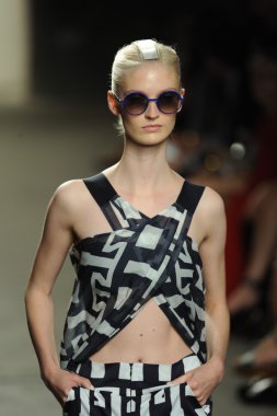 model sıfır maria cornejo moda gösterisi