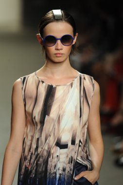 model sıfır maria cornejo moda gösterisi