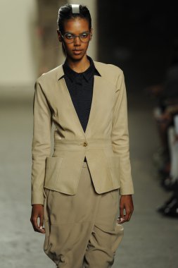 model sıfır maria cornejo moda gösterisi