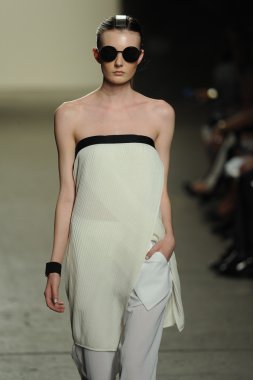 model sıfır maria cornejo moda gösterisi