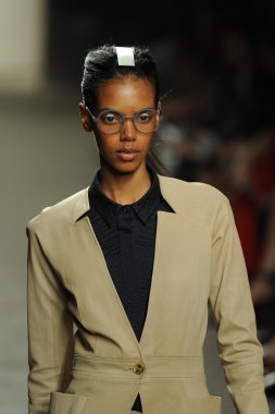 model sıfır maria cornejo moda gösterisi