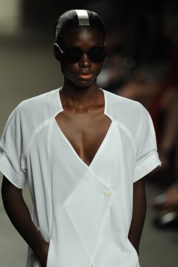 model sıfır maria cornejo moda gösterisi