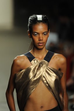 model sıfır maria cornejo moda gösterisi