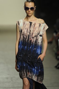 model sıfır maria cornejo moda gösterisi