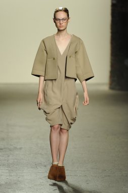 model sıfır maria cornejo moda gösterisi