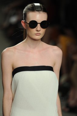 model sıfır maria cornejo moda gösterisi