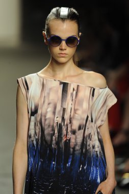 model sıfır maria cornejo moda gösterisi