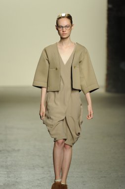 model sıfır maria cornejo moda gösterisi