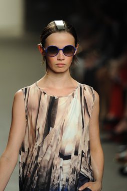 model sıfır maria cornejo moda gösterisi